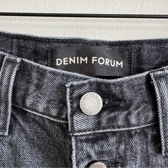 DENIM FORUM • The Yoko Exposed Button Short in Black - Picture 3 of 13